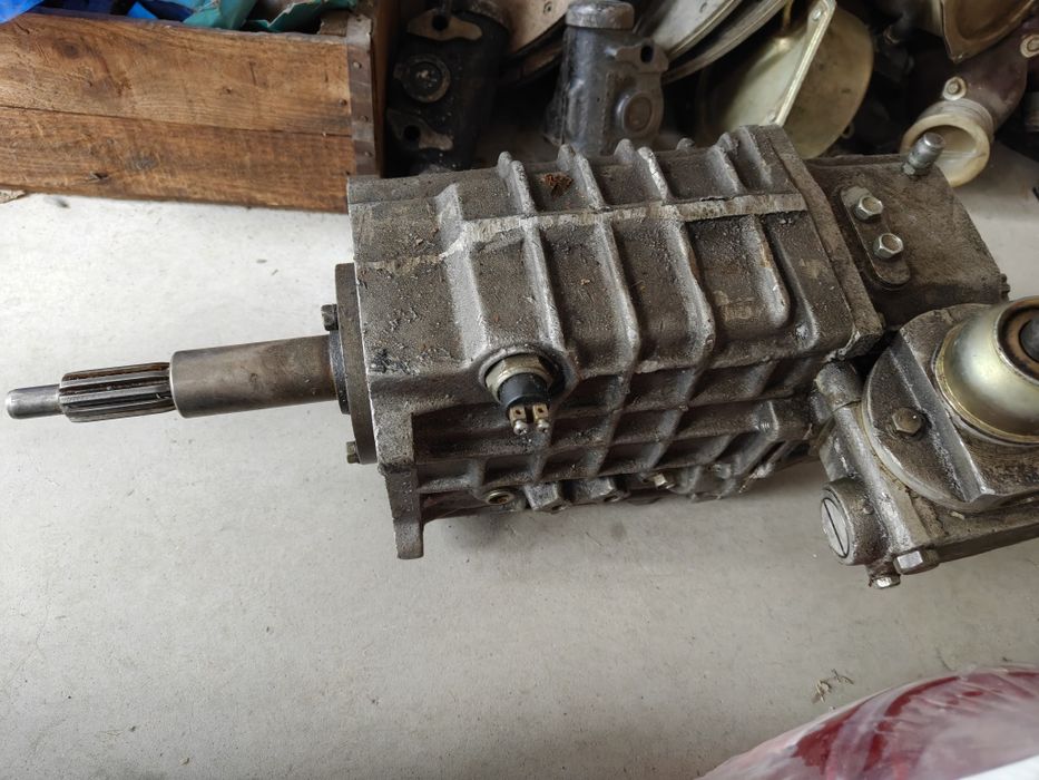 Продавам скоростна кутия уаз  5ст