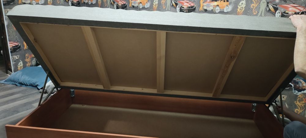 Кресло. Кровать.