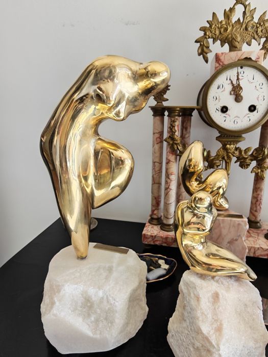 Statuetă bronz,soclu marmură, semnată M.Guguianu