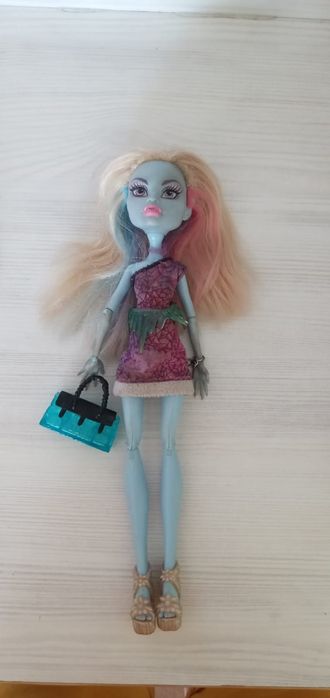 Домик для кукол с мебелью.