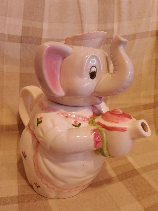 Два порцеланови чайника:"Слонче" и "В банята"