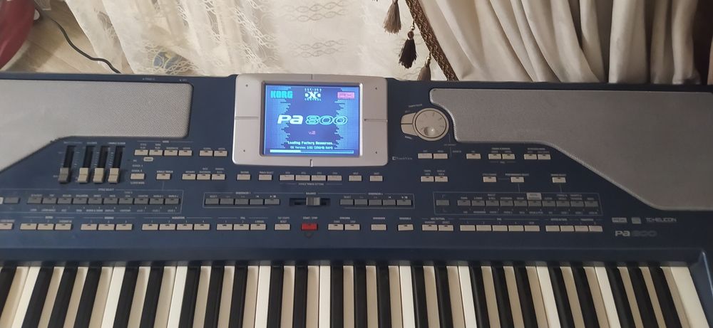 Продам сентезатор корг па 800