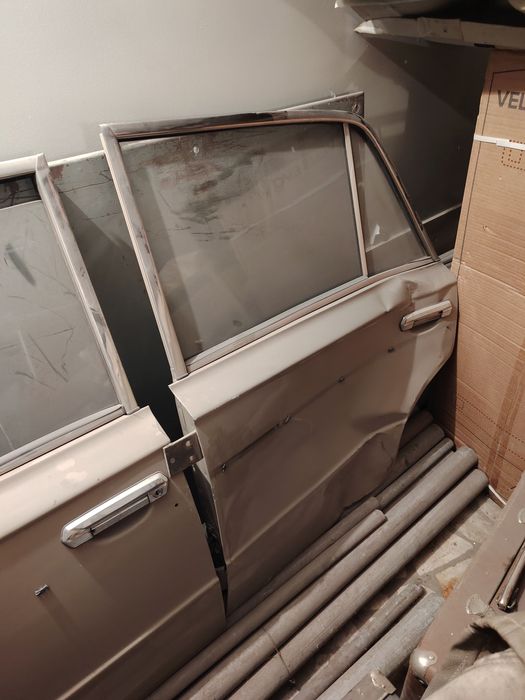 Продам автосиденья на ваз 2106, руль, двери, пластик в багажник106