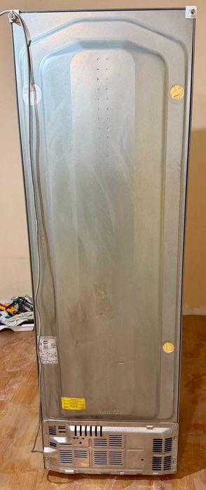 Продава се хладилник LG