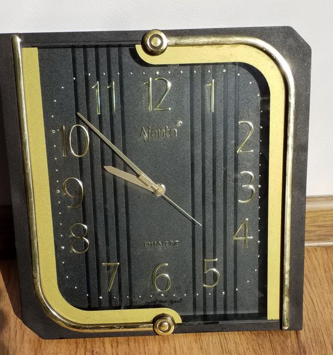 Кварцов часовник - стенен.