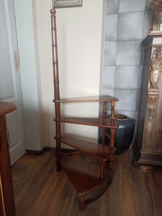 Стълба за библиотека