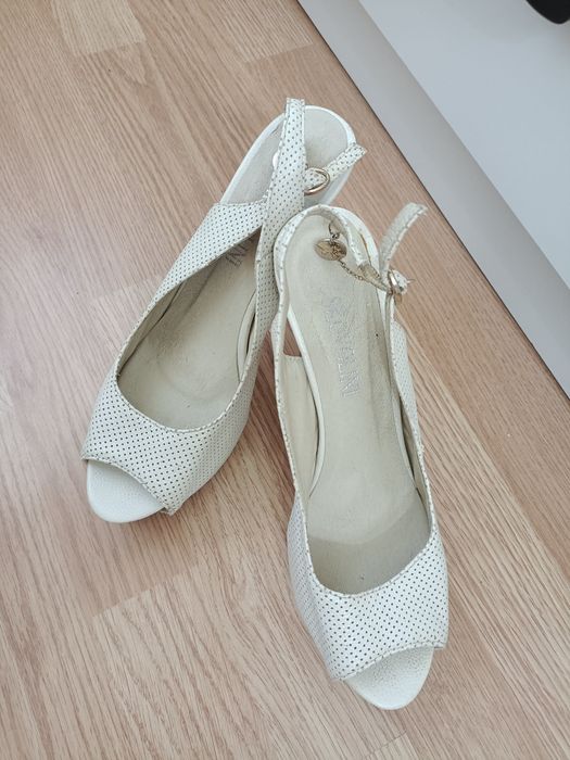 Продам женские босоножки