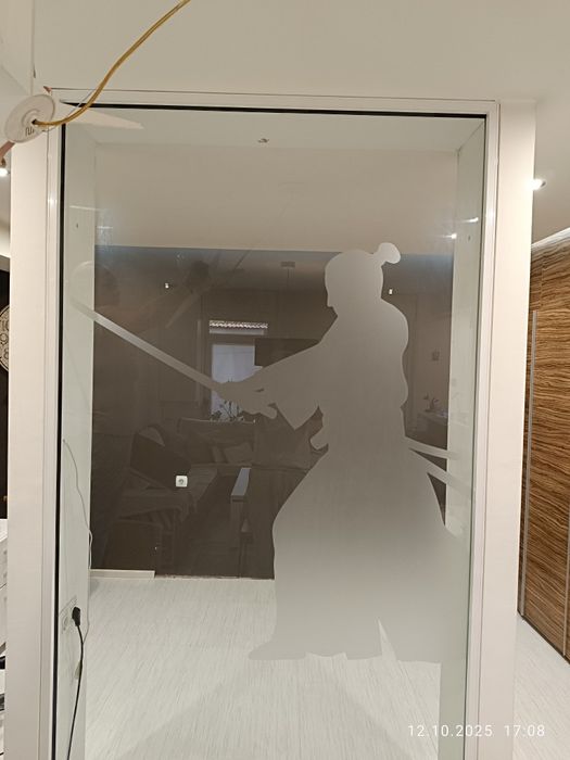 Стъклена витрина със рсмка