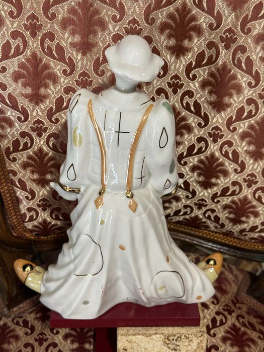 красива голяма порцеланова статуетка клоун