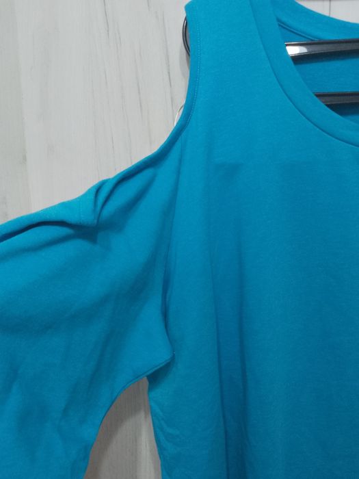 Чисто нова блуза с голи рамене