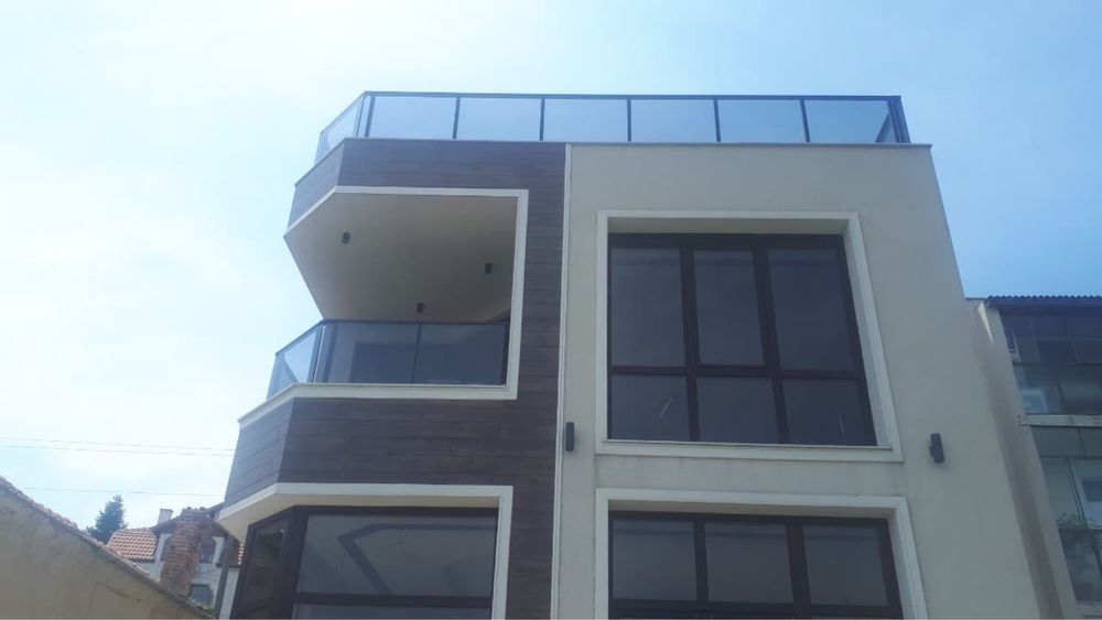 Алуминиеви парапети със стъкло