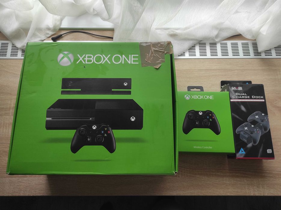 Consola Xbox One+controler suplimentar+statie încărcare 2 controlere