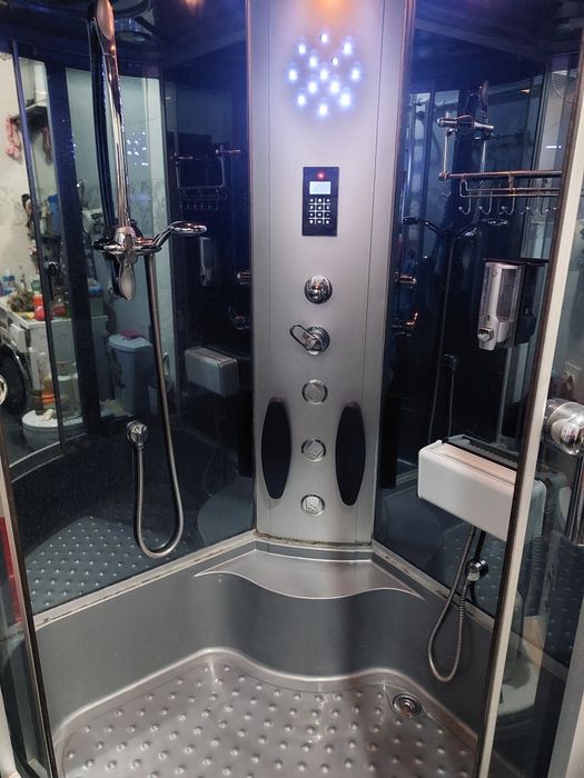 Душевая кабинка  полукруглая