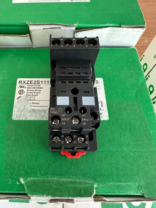 Soclu Releu Schneider RXZE2M114 4CO 14 Pini 10 A 300 VAC