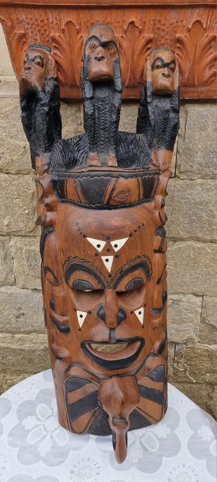 Тежка и масивна дървена маска дялана изцяло от едно цяло дърво