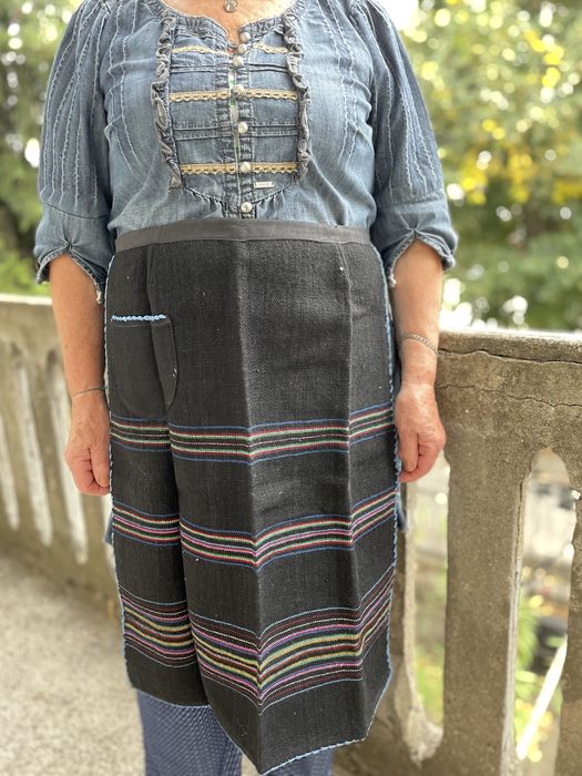 Ръчно тъкана, вълнена престилка