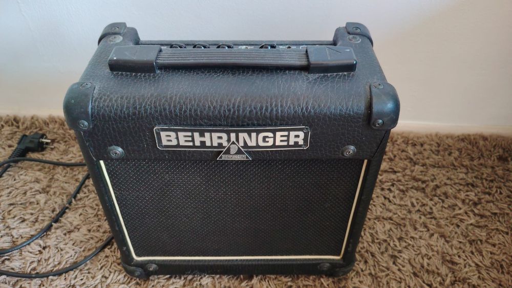 Китарен усилвател Marshall MG 10 и лампов усилвател кубе Behringer Vintager AC 108