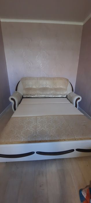 Продам два дивана и тумбу