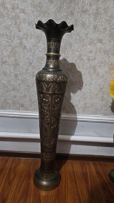 Продам Вазу металическая