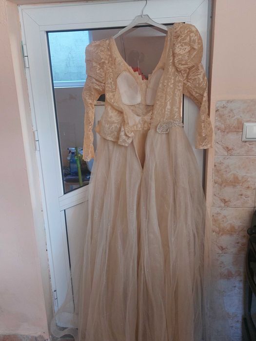 Продавам официални рокли