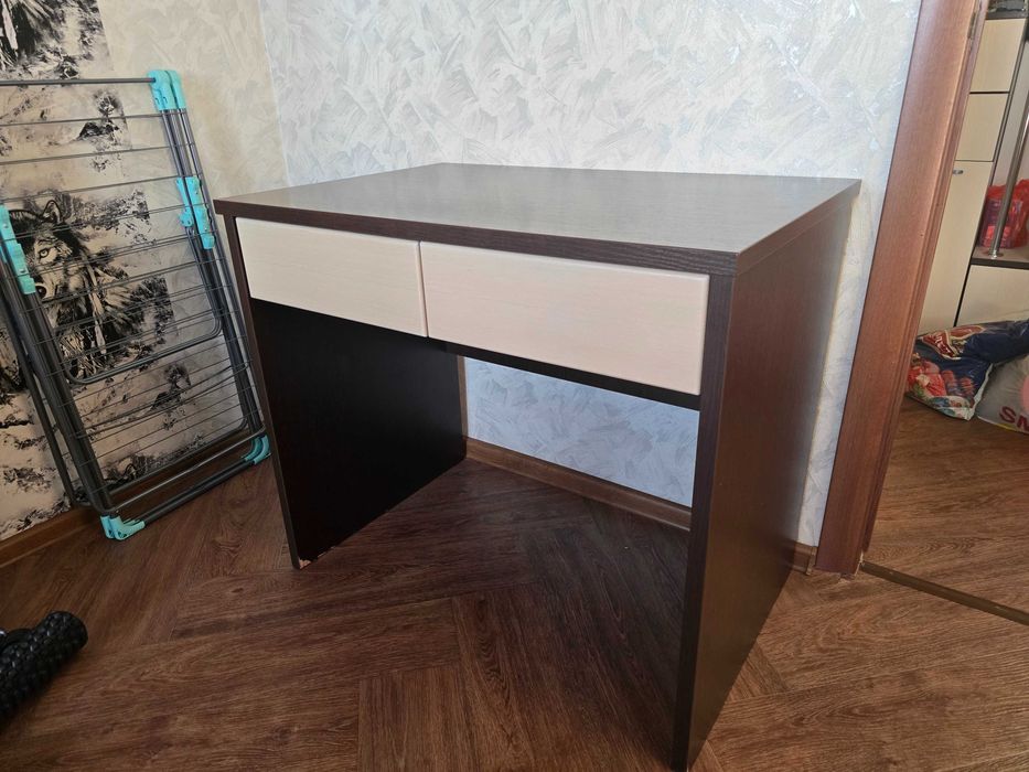 Продам стол с ящиками