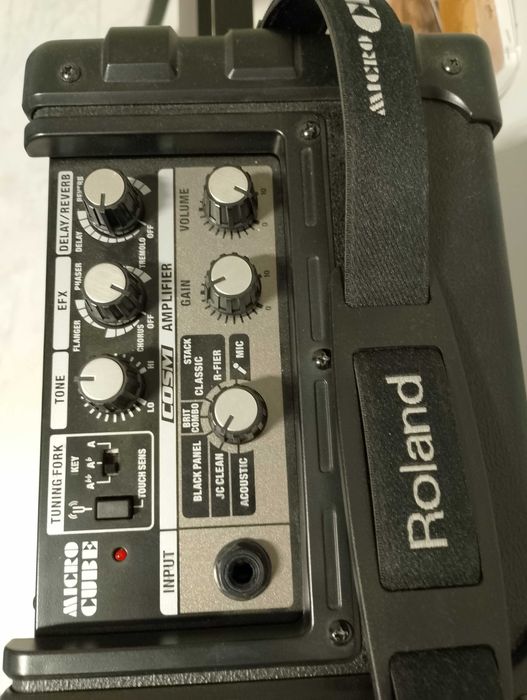 Продавам усилвател за китара Roland Micro Cube.