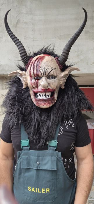 Masca krampus prelucrata manual din lemn cu coarne de cerb african