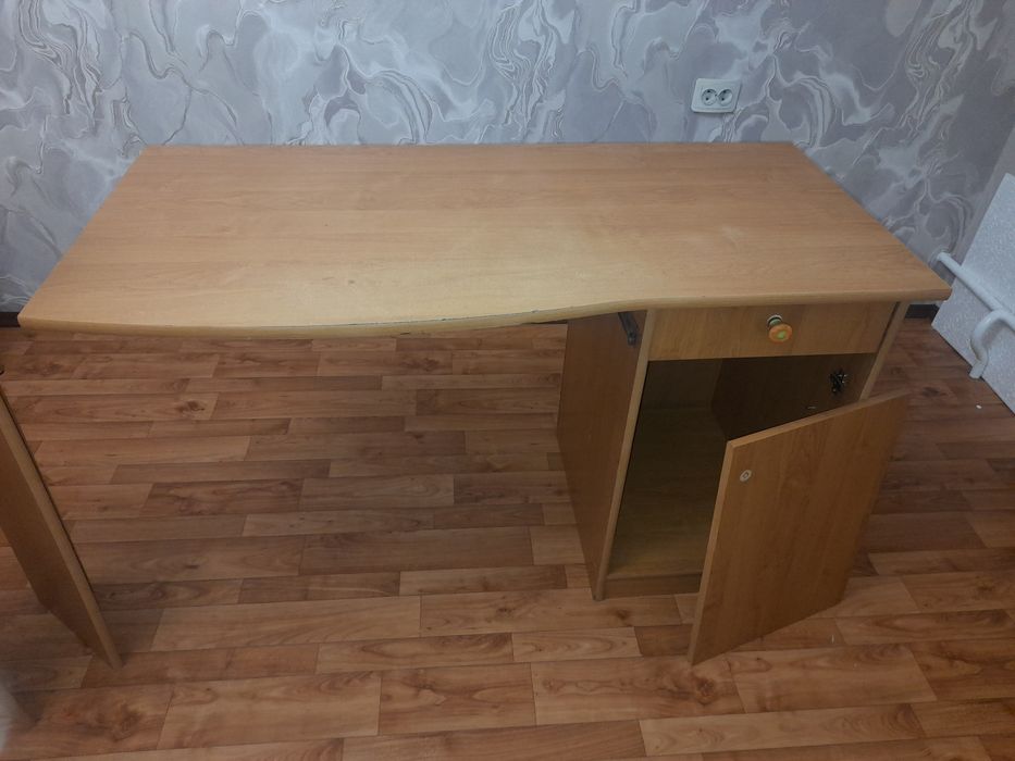 Стол с тумбой и полками