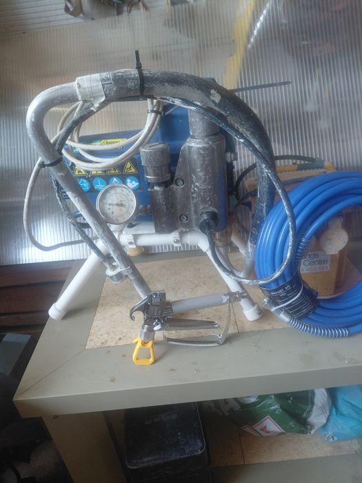 Vând pompă airless graco pc 390.alimentarepresiune de lucru 250 bar120de volți  ideală pt șantier  !