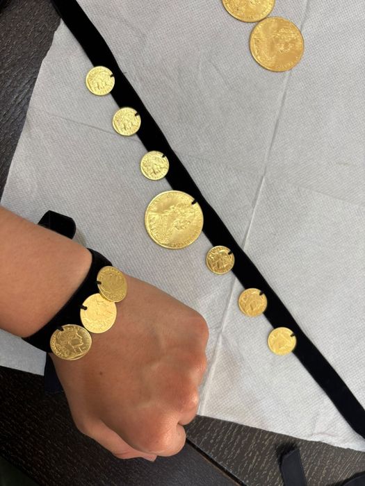 Salbi lucrate manual din monede placate cu aur de 24k