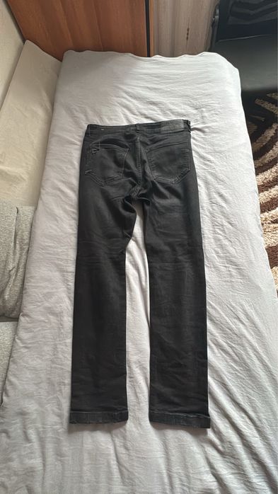Blugi negri Bershka