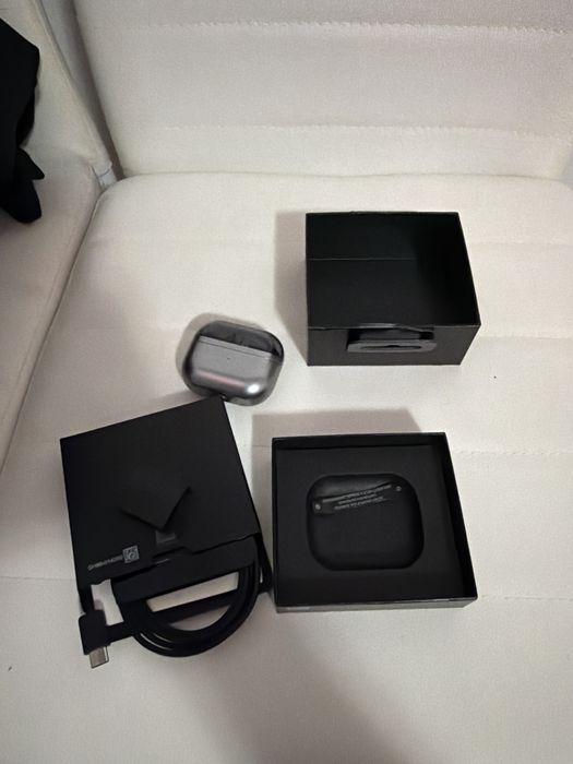 Vând căști Samsung Galaxy Buds 3 Pro, culoare argintie.