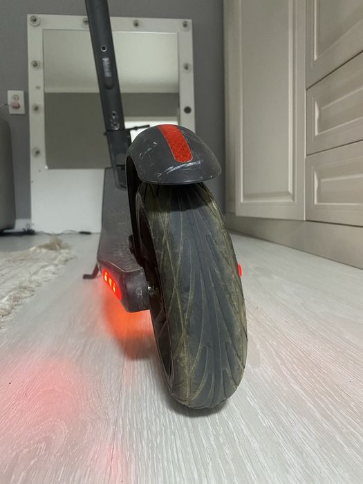 Электросамокат Ninebot e22 на ходу