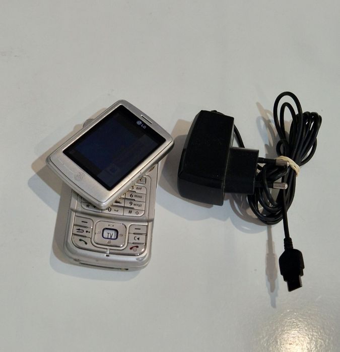 Telefon lg cu display rotativ