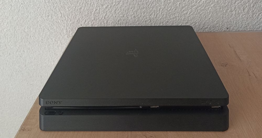 Playstation 4 slim