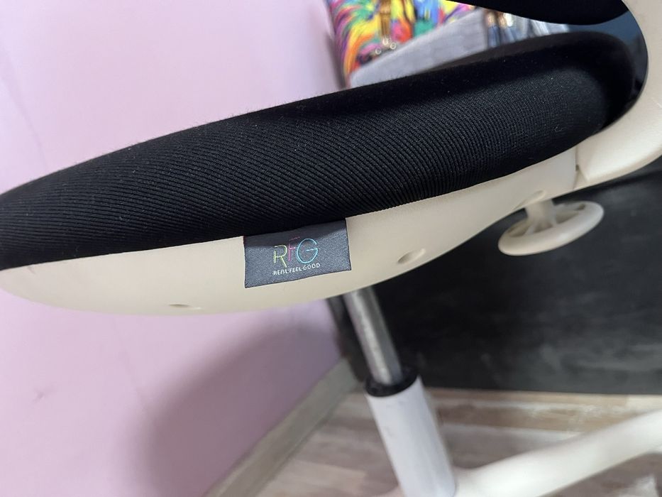 RFG Детски стол Lucky White, дамаска, черна седалка, черна облегалка