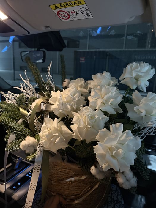 Свежий букет из 9 роз и живой ёлки — 50 тыс.