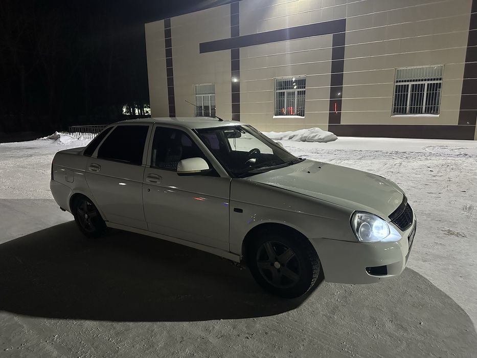 Прира седан белого цвета