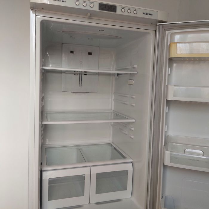 Б/у холодильник самсунг.