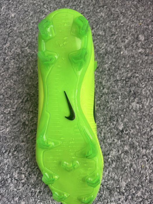 Продавам Бутонки Nike Mecurial Superfly V FG почти в чисто нов вид.Цената е 60€