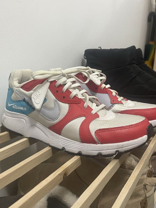 Adidași Nike albi cu model roșu și albastru
