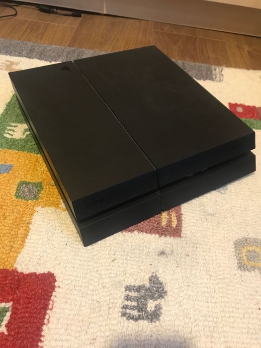 PlayStation 4 спешно се продава с две игри и два контролера