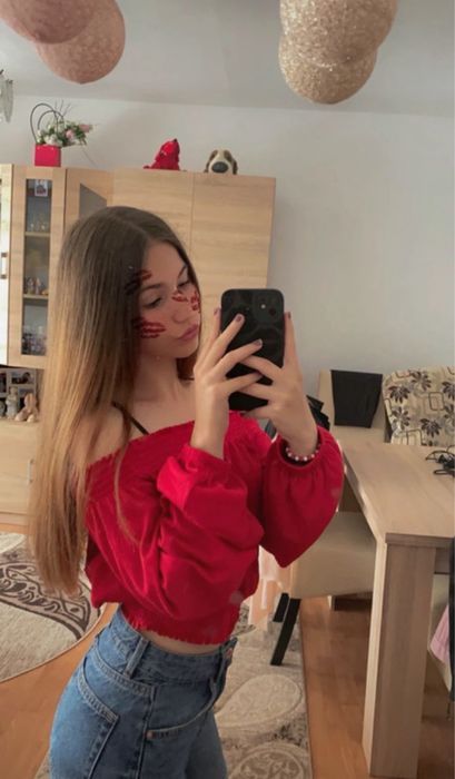 bluza cu volane pe umeri