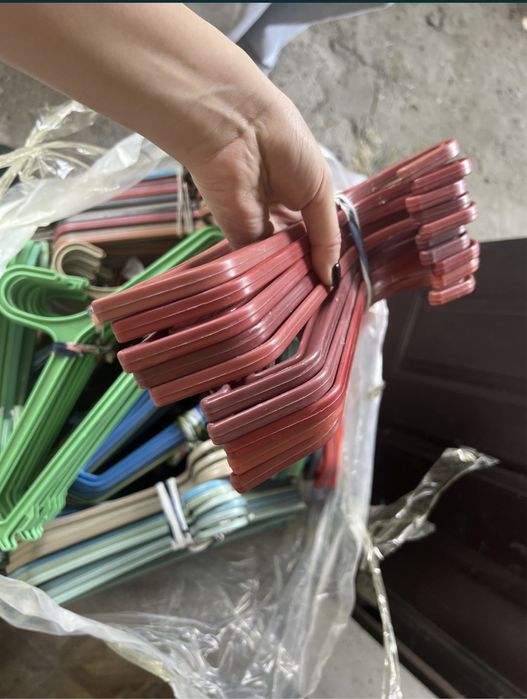 Вешалки плечики продам