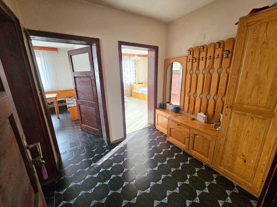 3-етажна къща с двор и гараж в идеален център на Велинград