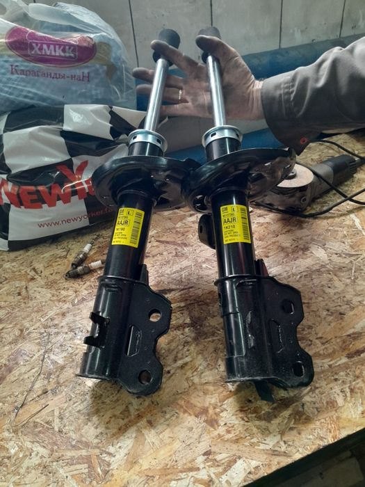 Стойка амортизатора передняя tracker general motors