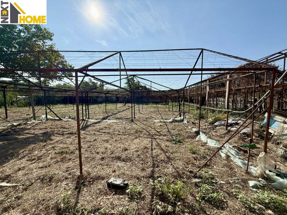 Две къщи с гараж, голям двор и стопански постройки с. Козаново