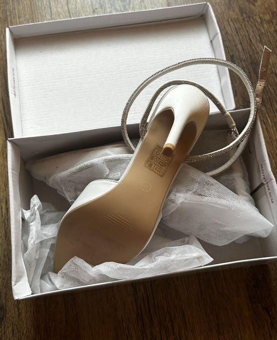 Дамски обувки на ток с камъчета