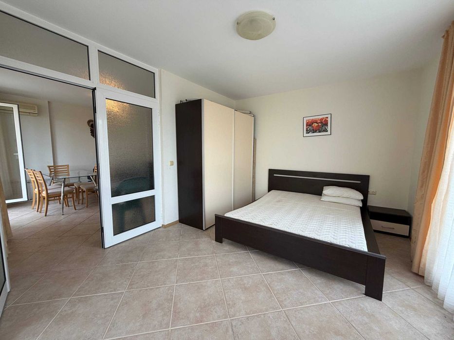 Обзаведен тристаен апартамент, Първа линия