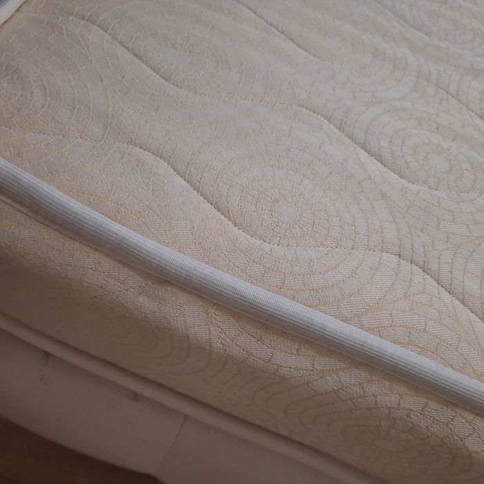 Двуспальная кровать